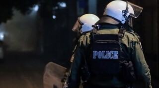 «Πεδίο μάχης» τη νύχτα τα Εξάρχεια με έναν τραυματία αστυνομικό
