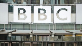 Αντιδράσεις του BBC για τη λεζάντα «κρατικά χρηματοδοτούμενο» που έβαλε το twitter