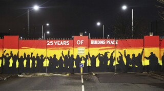 Η Βόρεια Ιρλανδία γιορτάζει 25 χρόνια ειρήνης με το βλέμμα στο πολιτικό αδιέξοδο