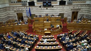 Βουλή: Η συζήτηση για την τροπολογία - «μπλόκο» στον Κασιδιάρη - Πυρά της αντιπολίτευσης