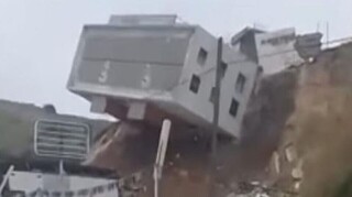 Κτήριο στο Μεξικό κατρακυλά από πλαγιά και καταλήγει στο δρόμο