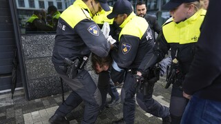 Διαδηλωτής έτρεχε προς το μέρος του Μακρόν, κατά τη διάρκεια επίσκεψής του στην Ολλανδία