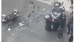 Συγκλονιστικές εικόνες από το τροχαίο στον Άλιμο: Ο οδηγός ενώ προσπαθεί να βγει από το smart