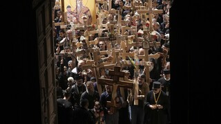 Η πορεία του Ιησού στον Γολγοθά: Συγκλονιστικές εικόνες από τα Ιεροσόλυμα