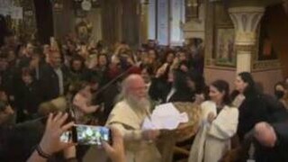 Πρώτη Ανάσταση στη Χίο με τον «ιπτάμενο» ιερέα - Viral για ακόμη μια χρονιά