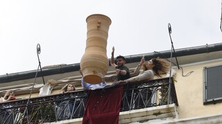 Κέρκυρα: Εντυπωσιακό για άλλη μια χρονιά το σπάσιμο των μπότηδων - Το έθιμο τίμησε ο Αλέξης Τσίπρας