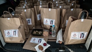 Δήμος Πειραιά: Μοίρασε 1.230 γεύματα αγάπης σε άστεγους για το Πάσχα