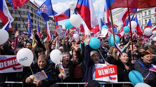 Τσεχία: Χιλιάδες διαδηλωτές στην Πράγα ζητούν την παραίτηση της κυβέρνησης