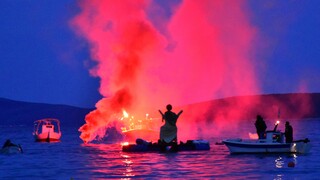 Τολό Αργολίδας: Το εντυπωσιακό έθιμο με το κάψιμο του Ιούδα στη θάλασσα