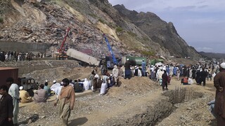 Τρομακτική κατολίσθηση στο Πακιστάν έθαψε φορτηγά - Φόβοι για δεκάδες παγιδευμένους