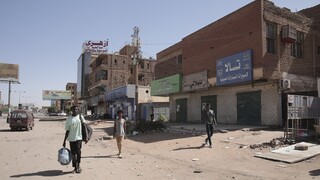 Χαός στο Σουδάν: Xιλιάδες εγκαταλείπουν το Χαρτούμ με κίνδυνο τη ζωή τους