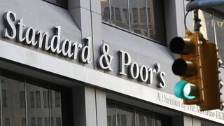 Τι σημαίνει η αναβάθμιση των προοπτικών της οικονομίας από τη Standard & Poor’s