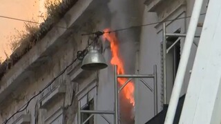 Πυρκαγιά στην Αιόλου: Κατέρρευσε τμήμα της οροφής του κτηρίου