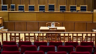 Δίκη 28χρονου στα Ιωάννινα: Ένταση έξω από το δικαστήριο από τους συγγενείς του 4χρονου