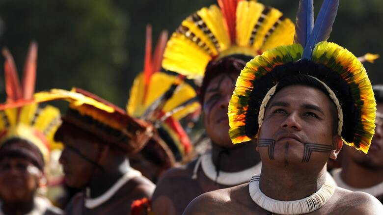 Χιλιάδες ιθαγενείς στην πρωτεύουσα της Βραζιλίας απαιτώντας την προστασία των εδαφών τους