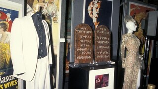 Το λευκό κουστούμι του Τζον Τραβόλτα έπιασε τιμή - ρεκόρ σε δημοπρασία
