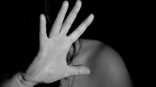 Βόλος: «Με χτύπησε στο κεφάλι», λέει η 24χρονη που ξυλοκοπήθηκε για τη μαντήλα
