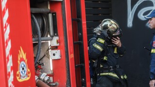 Συνεχίζει να καίει η φωτιά στα Μέθανα - Ενισχύθηκαν οι δυνάμεις της Πυροσβεστικής