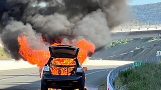 Αυτοκίνητο με τρεις δημάρχους τυλίχθηκε στις φλόγες: «Άρχισε ξαφνικά να βγάζει καπνούς»