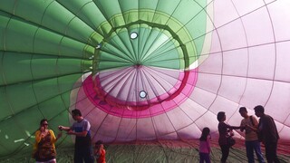 Μοναδικό θέαμα: Με πολύχρωμα αερόστατα γέμισε ο ουρανός της Ινδονησίας