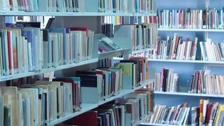 Μια βιβλιοθήκη στις φυλακές Λάρισας δίνει πρόσβαση στη γνώση