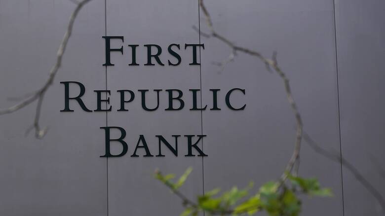 First Republic Bank: Οι ρυθμιστικοί φορείς των ΗΠΑ προσεγγίζουν τράπεζες για την εξαγορά της