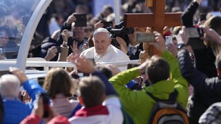Πάπας Φραγκίσκος προς Ουγγαρία: Μην κλείνετε τις πόρτες σε ξένους και μετανάστες