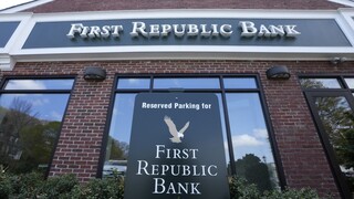 First Republic: Στα χέρια των ρυθμιστικών Αρχών η τράπεζα – Θα πουληθεί στη JP Morgan