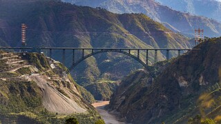 Η Ινδία κατασκευάζει την υψηλότερη σιδηροδρομική γέφυρα στον κόσμο στο Κασμίρ