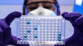 Deutsche Welle: Οι πρώτες αγωγές για τα εμβόλια κατά του κορωνοϊού