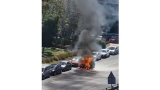 Στις φλόγες αυτοκίνητο στη Χαμοστέρνας - Επί ποδός η πυροσβεστική