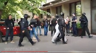 Η ώρα που ο δράστης του μακελειού στη Σερβία φτάνει στο αστυνομικό τμήμα