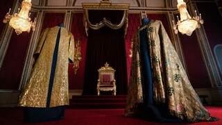 Τα άμφια που θα ενδυθεί ο βασιλιάς Κάρολος - Τα είχε φορέσει και η Ελισάβετ στη στέψη της