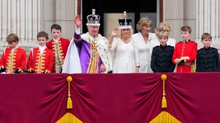 Ο χαιρετισμός του βασιλιά Κάρολου προς το λαό, από το μπαλκόνι των ανακτόρων