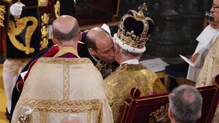 Πρίγκιπας Ουίλιαμ: Ο όρκος στη στέψη και το φιλί του στον βασιλιά Κάρολο