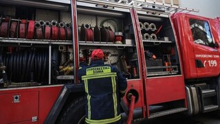Πυρκαγιά σε διαμέρισμα στην Καλλιθέα - Γυναίκα εγκλωβίστηκε στην ταράτσα