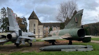 Το Chateau των Mirage: Ένα γαλλικό κάστρο με πάνω από 100 πολεμικά αεροπλάνα