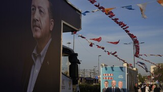 Κρεμμύδια ή πολεμικά πλοία; Τα διλήμματα των τουρκικών εκλογών και το διακύβευμα της κάλπης