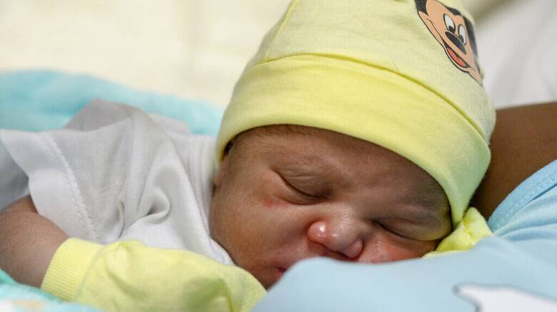 Μωρό γεννήθηκε από το DNA τριών ανθρώπων για πρώτη φορά στη Βρετανία
