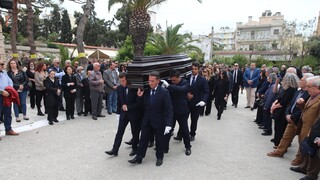 Κλίμα συγκίνησης στην κηδεία του Λάζαρου Λασκαρίδη