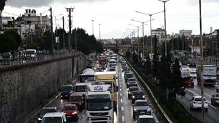 Λεωφόρος Αθηνών: Έντονο μποτιλιάρισμα λόγω τροχαίου - Πού αλλού υπάρχει κίνηση