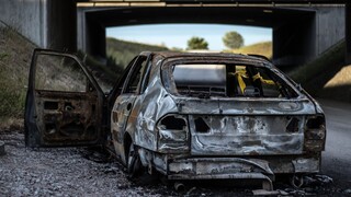 Αυτοκίνητο πήρε φωτιά στην εθνική οδό Λαμίας - Από θαύμα γλίτωσε μητέρα με τα δύο παιδιά της