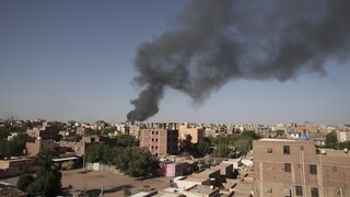 Μαίνεται ο πόλεμος για 6η εβδομάδα στο Σουδάν: Αεροπορικές επιδρομές στο Χαρτούμ