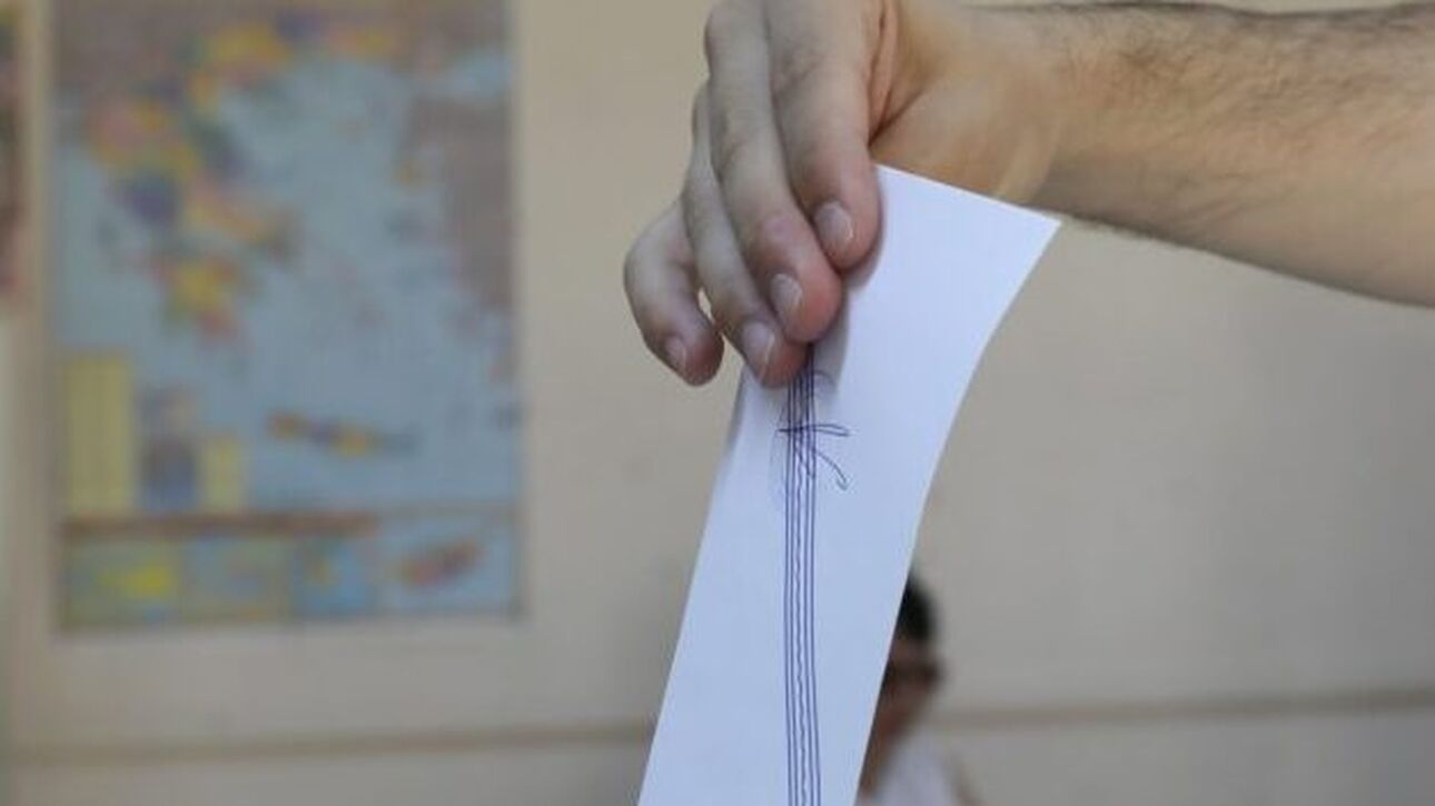 «Ελπίζω να ψηφίσω ακόμα μια φορά»: Ο 98χρονος από τα Χανιά που έγινε viral (vid)