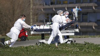 Ενός λεπτού σιγή στα γαλλικά νοσοκομεία μετά την δολοφονία νοσοκόμας