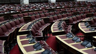 Προς τις κάλπες μέσω… «ημερήσιας» Βουλής – Τι θα «διορθώσουν» τα κόμματα στη στρατηγική τους