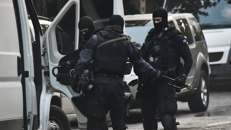 Έφοδος της αστυνομίας σε σπίτι «φρούριο» στη Λαμία και συλλήψεις για εμπόριο ναρκωτικών