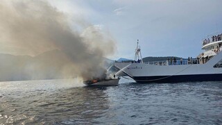Λευκάδα: Φωτιά σε σκάφος στο Μεγανήσι - Επιβάτες βούτηξαν στη θάλασσα