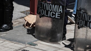 Θεσσαλονίκη: Άγνωστοι επιτέθηκαν με μολότοφ σε διμοιρίες των ΜΑΤ