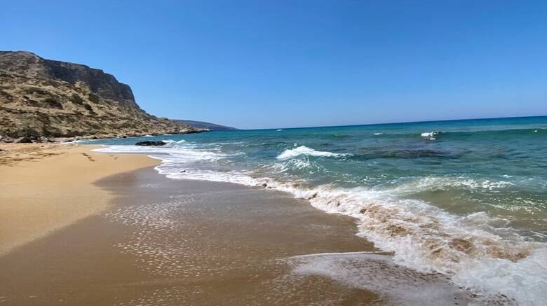 CNNi: Η «Κόκκινη Άμμος» στην Κρήτη ανάμεσα στις καλύτερες παραλίες γυμνιστών στον κόσμο